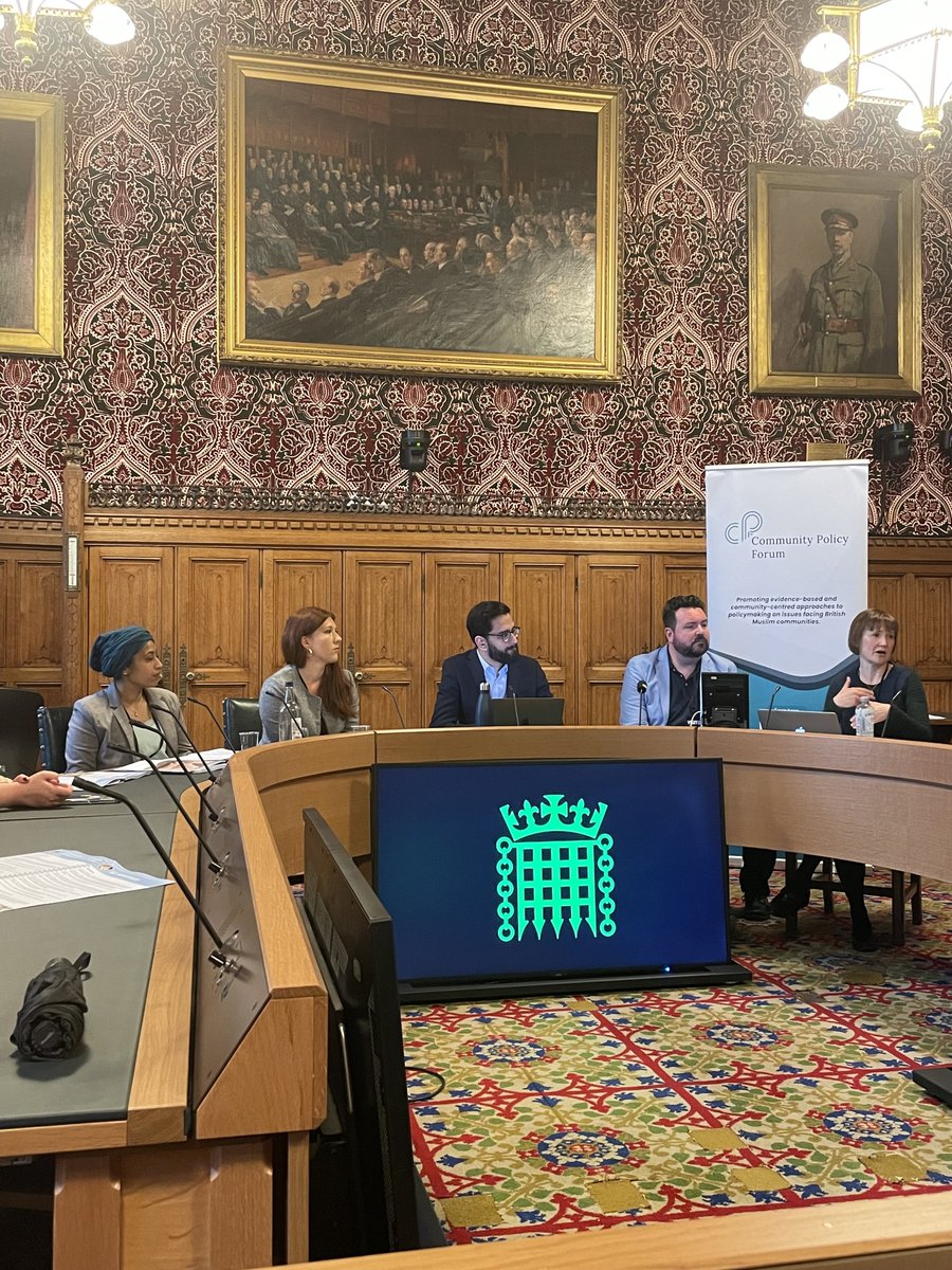 Last night,@PolicyCommunity @KeeleUniversity unveiled crucial research on the dynamics, potential and limitations of counter-narratives of anti-Muslim hate. Our project manager @Hanakojak11 highlighted the essential role of #medialiteracy in addressing conspiratorial information.
