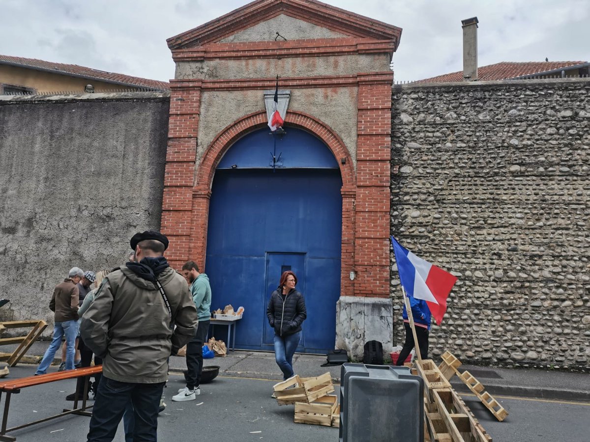 Présent ce mardi en tant qu'élu #RN devant la prison de Tarbes (Hautes-Pyrénées) en soutien aux agents pénitentiaires, après la tuerie d'hier (2 agents abattus lots de l'évasion de Mohammed Amra).
Minute de silence, discussions avec les surveillants.
Ça ne peut plus durer !