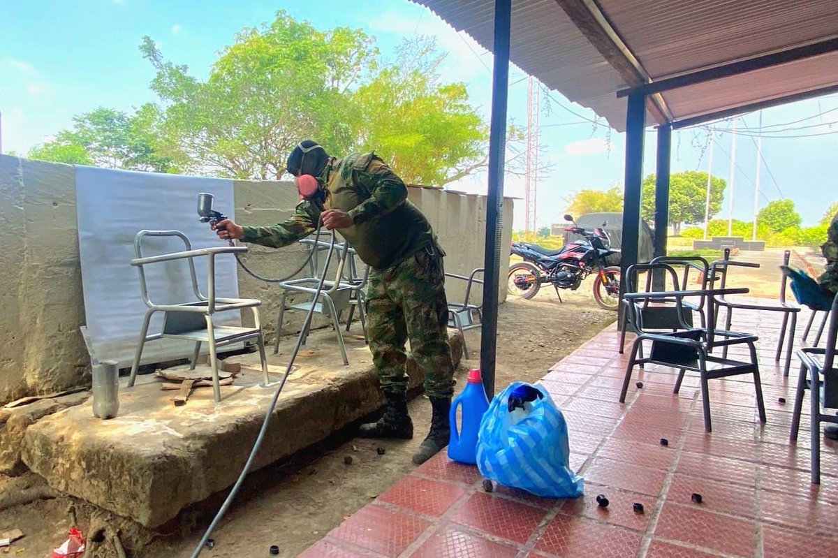 En escuelas rurales de Simití y Santa Rosa, #SurDeBolívar, el @COL_EJERCITO junto a la Fundación Minucam, hicieron entrega de 70 pupitres, además de dispensadores de agua y galones de pintura, con el fin de mejorar el entorno educativo de estudiantes y docentes. #ProtegemosLaVida