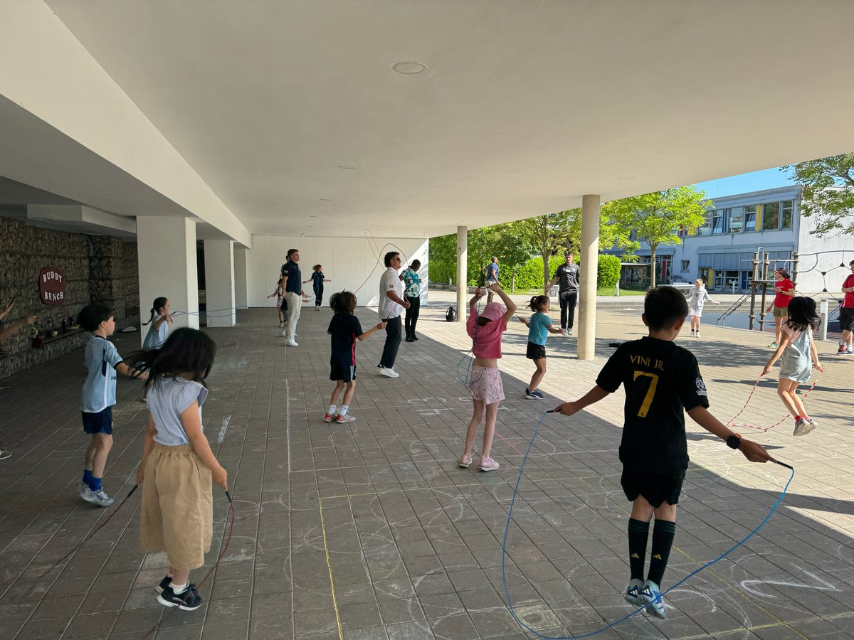 International School of Düsseldorf tweet media