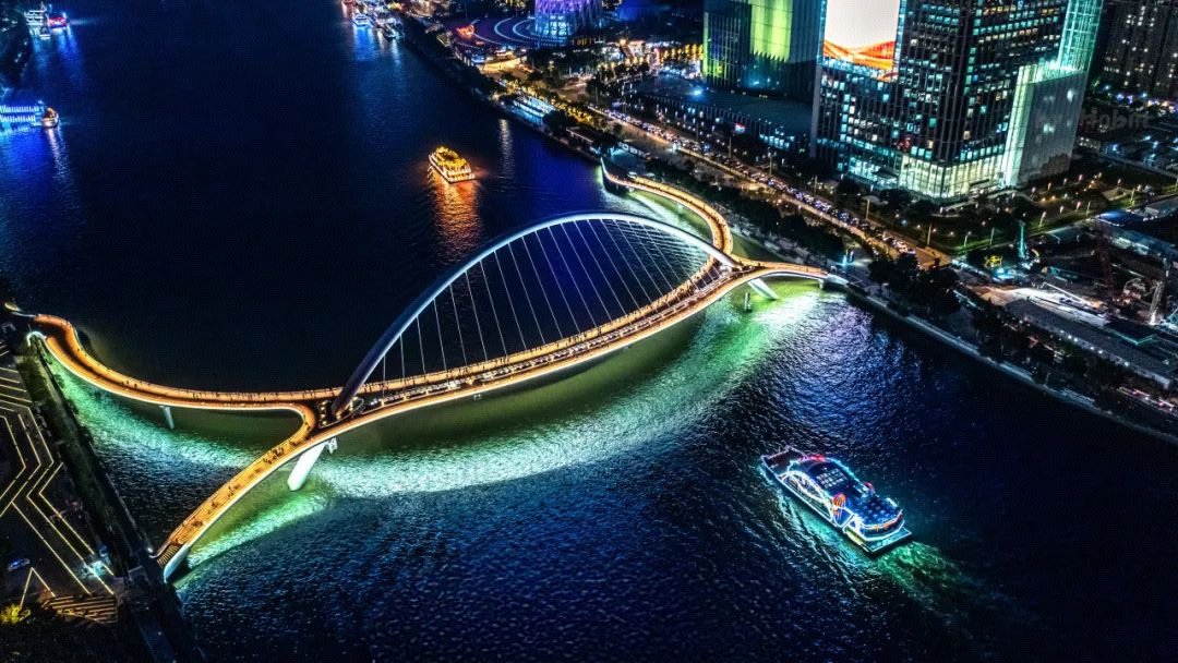 #HaixinBridge, the first pedestrian bridge across the Pearl River, can also be called “Xiaofengyan”. 💕 #Guangzhou