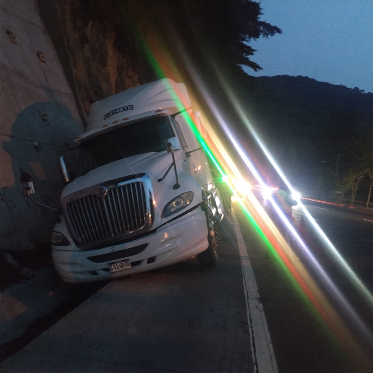 Cisterna cargada de gas propano encunetada en km 24 ruta Interamericana con dirección a San Lucas, conductor coordino su grúa. #TránsitoMixco