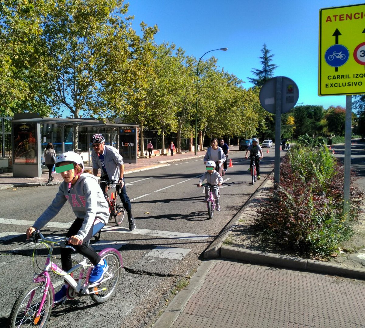 pedalibre's tweet photo. Este carril tuvo su origen en la #SEM2015 como anticipo a un carril bici definitivo en todo Arturo Soria y manera de demostrar la facilidad del uso de la bici en un gran eje de comunicación, siempre y cuando se asegure PROTECCIÓN y BAJO ESTRÉS al ciclista https://t.co/k4dFjwwMOP