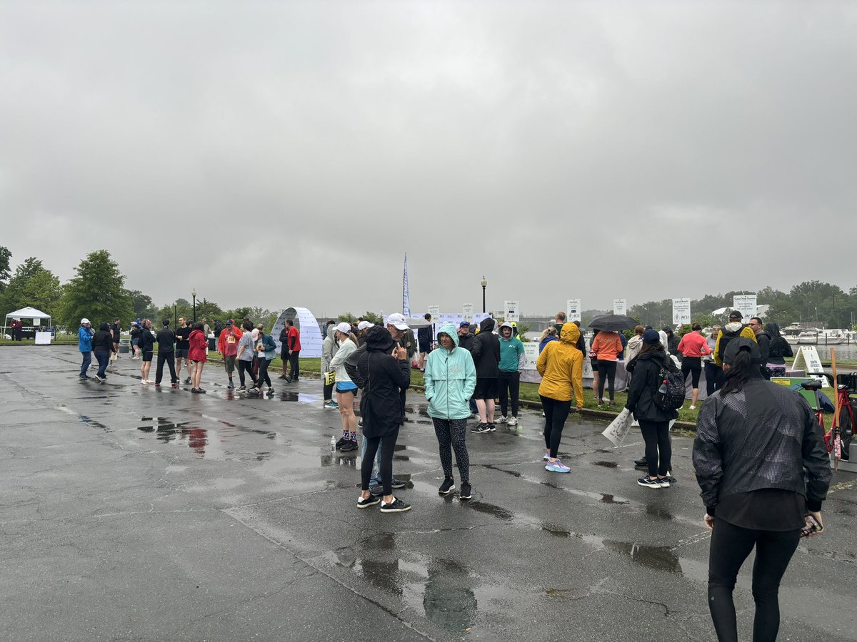 wcorn92's tweet image. Runners gathering for the @ACLINews #CapChallenge