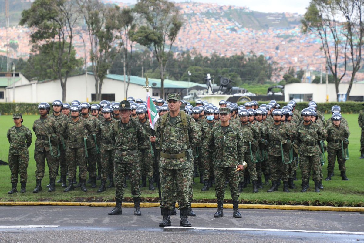 El Brigadier General Cdte de @Ejercito_Div5 visitó el Batallón de Artillería de Campaña No 13 de la #Brigada13 en el cantón sur de Bogotá, con el fin de reiterar los objetivos del #PlanAyacucho para brindarle más seguridad a los habitantes del centro del país.