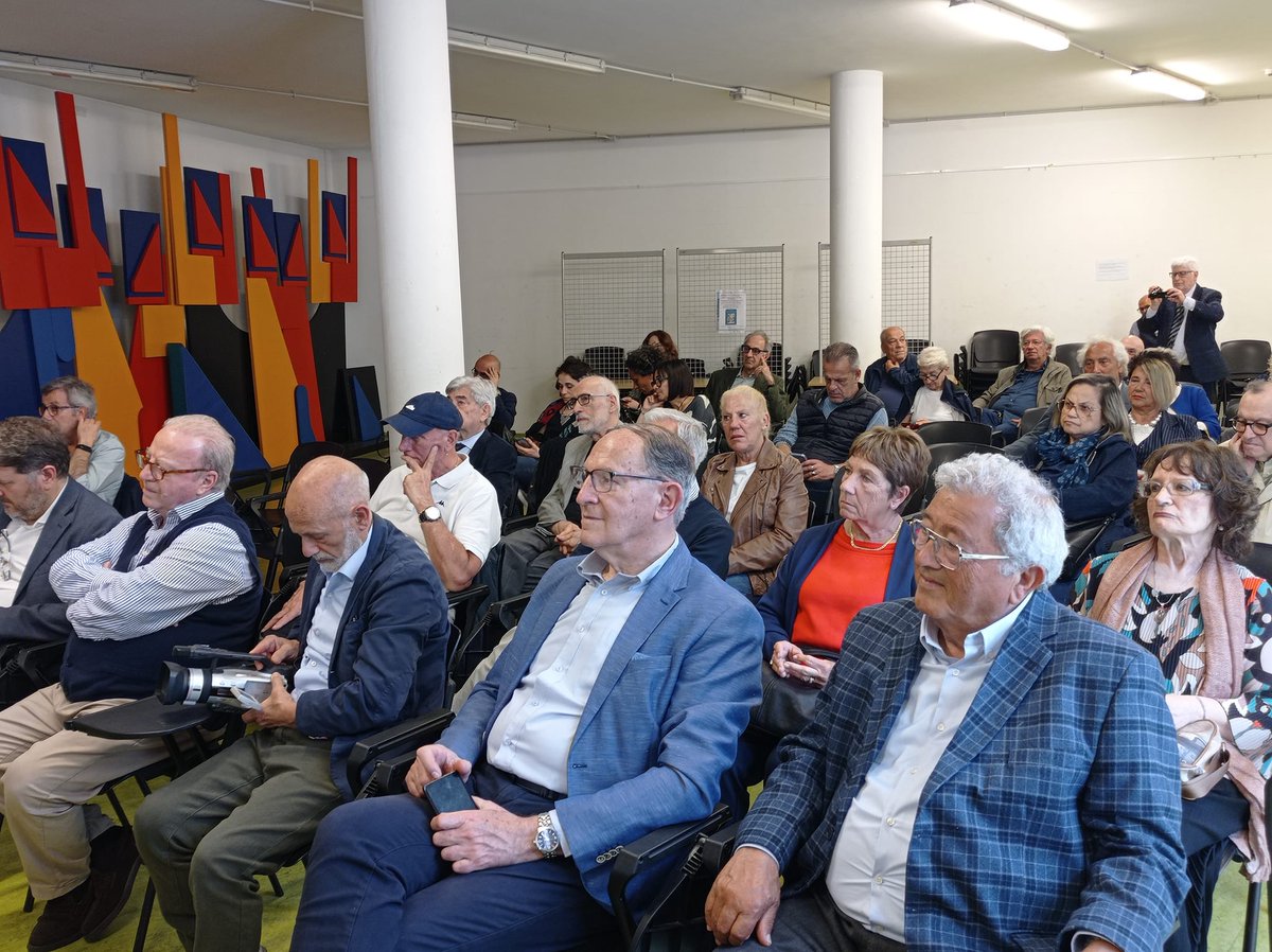 impremix's tweet photo. 📷Presentazione del volume di Michele Sabatino "I sentieri policromi della vita" dedicato al percorso artistico del fratello Luigi.
📷Molto più di un catalogo: è un libro intenso che per immagini narra l'amore di un uomo per la sua Calabria, la sua famiglia, l'arte e la politica. https://t.co/L0thom6cLQ