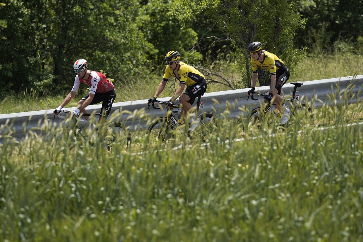 🏁 160 KM

3️⃣ 🚴‍♂️ < 2'36'  < 🚴‍♂️🚴‍♂️🚴‍♂️💗🚗

🇫🇷 @ChampionThomas8 (COF)
🇮🇹 @edoardo_affini (TVL)
🇳🇱 Tim Van Dijke (TVL)

#GirodItalia