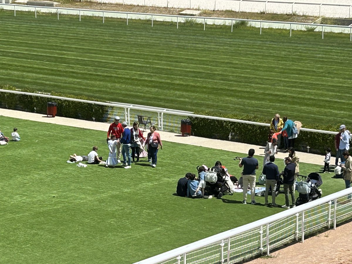 Disfrutando del día San Isidro desde el hipódromo de la zarzuela, un bonito día de carreras.