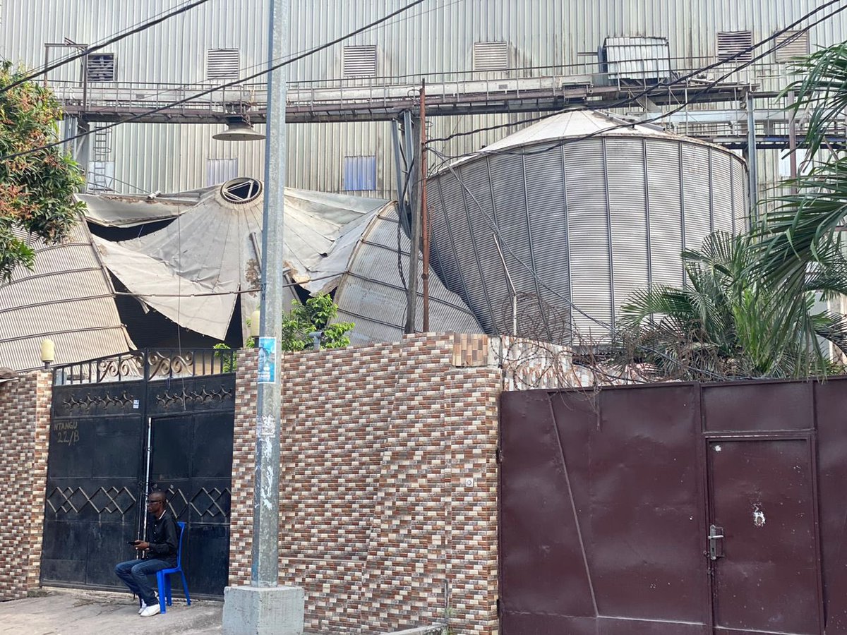 LePuissantCom's tweet photo. #RDC| #Actualité: Nous sommes dans la ville de #Kinshasa au quartier GB où une citerne de farine de la société #MinoCongo s’est écroulée sur une parcelle voisine tuant un enfant, une grand-mère et le gardien de la parcelle.
Le corps de l’enfant et la vielle dame sont encore sous les décharges, selon un habitant sur place.