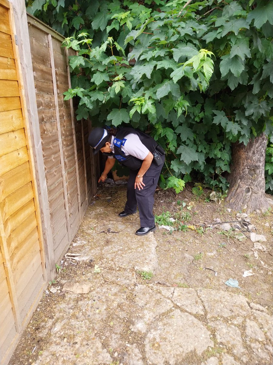 Ilford Town Ward PCSO Naz conducted a weapon sweep at Heron Mews and engaged with local residents. Positively No Weapons were found.