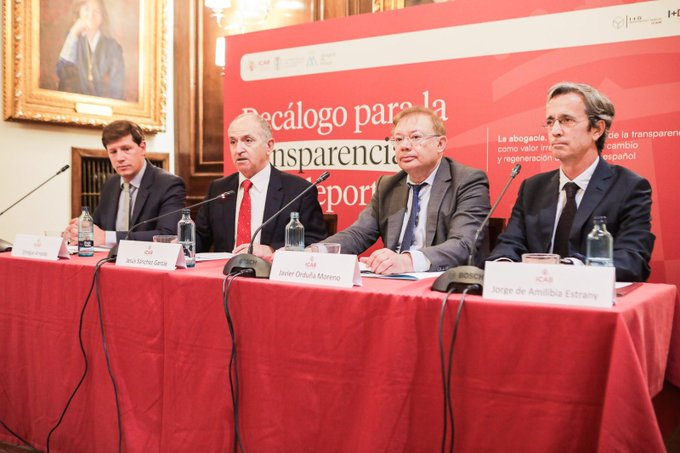 📸 La presentación ha tenido lugar en la sede del <a href="/ICABarcelona/">ICAB · Advocacia Barcelona</a> y en ella han intervenido: el Decano <a href="/JesusFamilex/">Jesús Sánchez García</a>; el presidente de los Institutos i+Derecho de l Colegios, Javier Orduña; y los presidentes de las secciones de Derecho Deportivo, del ICAM <a href="/earnaldob/">Enrique Arnaldo Benzo</a>, y del ICAB