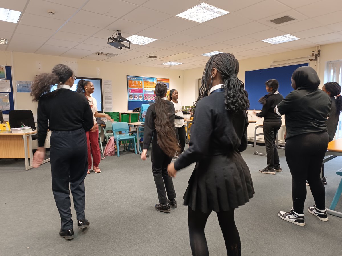 Our recent collaboration with @afrocatsmcr took facilitators into Our Lady's RC. The girls took part in animation and dance to create a fantastic multi-media performance. Findings to follow soon!

#healthandwellbeing #wellbeingthroughart #traumainformedpractice #artseducation