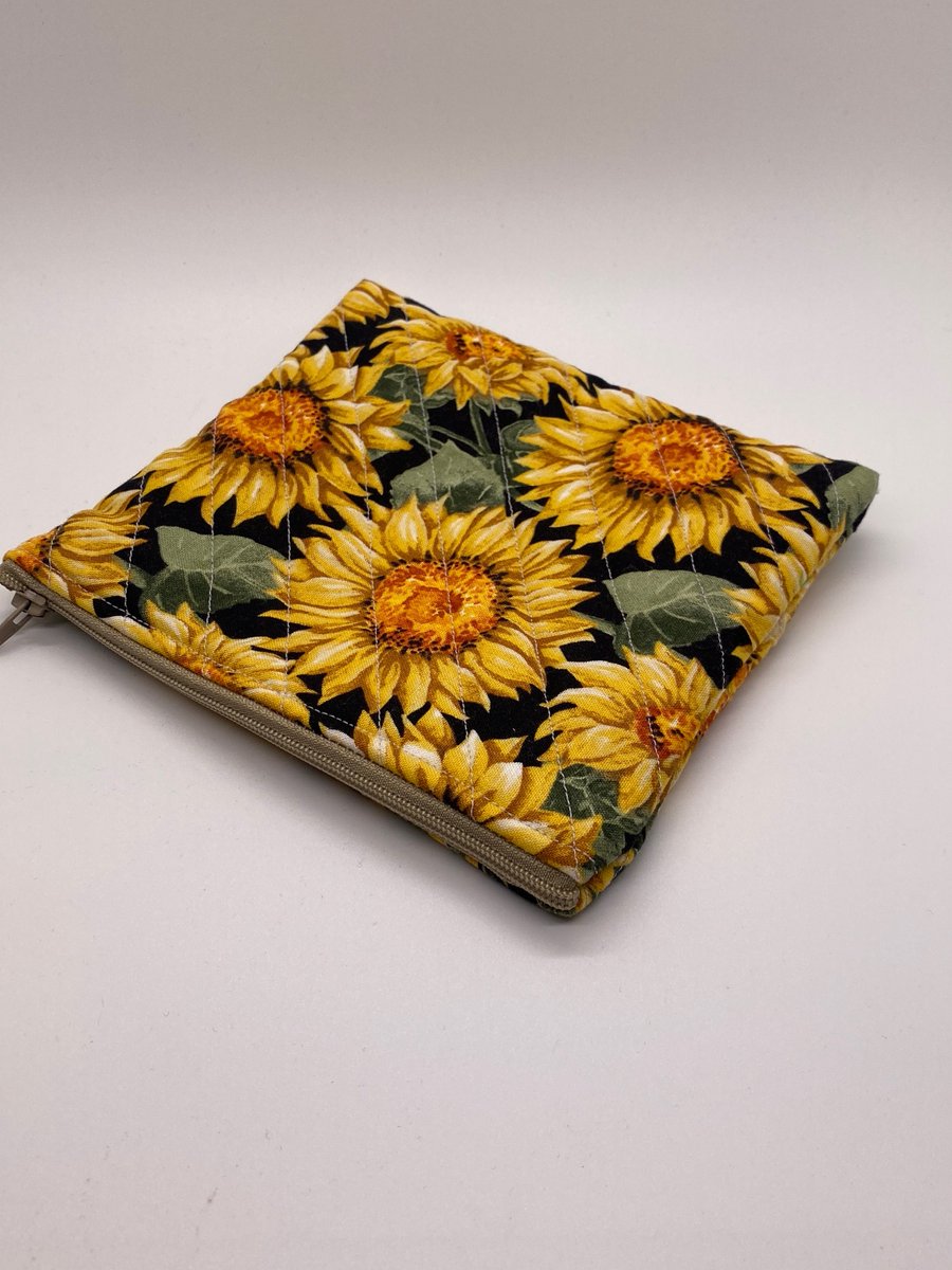 Quilted coin bag, handmade pouch, coin purse, cosmetic bag, zippered pouch, Mothers Day, sunflower print, gift ideas, Christmas tuppu.net/a485d7e4 #GiftsforMom #Handmadegifts #KingdomWorkshop #FathersDay #MothersDay #giftsunder10 #ToiletriesBag