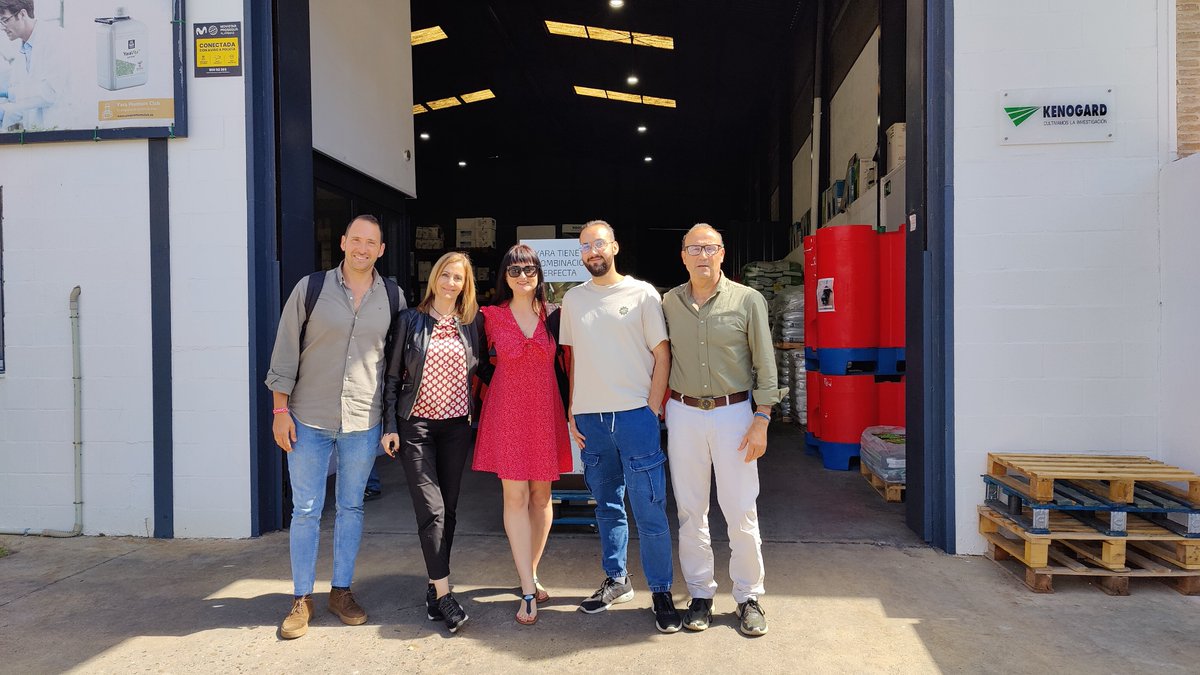 GeotropicSL's tweet photo. Hoy nuestro delegado Ángel Torres @YaraIberian ha venido con Justina Gvozdaite @YaraEurope Transport Coordination Expert. 
Hemos analizado la #campaña pasada y hemos intercambiado propuestas de mejora para la siguiente.
🏭🚢🚛🧑‍🌾
#Agricultura #KnowledgeGrows https://t.co/pYfVh1u2O5