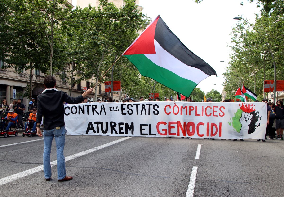 Centenars d'estudiants es manifesten a Barcelona per demanar que govern i institucions trenquin relacions amb Israel ccma.cat/324/estudiants…