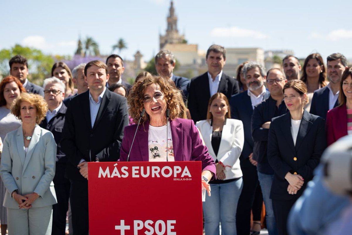 España y el @PSOE tenemos el #9J el reto de parar también en Europa a la ultraderecha. Ponemos lo mejor de nosotros: hombres y mujeres socialistas liderados por una mujer feminista, ecologista y dialogante como es @Teresaribera Una política de altura. 🌹 🌹 🌹