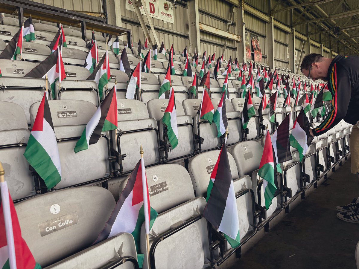 Thanks to our volunteers who are placing a flag on every seat in Dalymount. 👏 The flags were supported by @ConnollyBooks and @BangBangD7 🇵🇸 📺 Remember you can stream the game globally for €10 to support the humanitarian partners on LOITV.IE