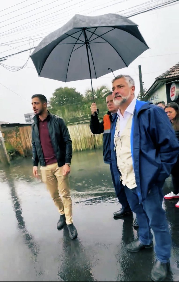 Lula escolheu Paulo censura, ops, Montanha, ops de novo, Pimenta pra ser a Autoridade Federal no RS. O 'censurador' federal é tão 'deitão' não segura nem seu próprio guarda-chuva pra se proteger, imagina tirar as mãos dos bolsos ajudar alguém. Essa imagem diz tudo sobre Ele.