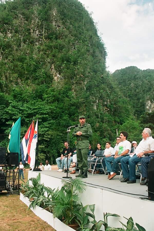 #FidelPorSiempre, en #Viñales, el 15 de mayo de 1996, participó en el acto nacional por el aniversario 15 del Campismo Popular, en la base Dos Hermanas, programa que él creara, y que inició con las primeras 6 instalaciones, todas en la provincia #PinardelRío #Cuba <a href="/DiazCanelB/">Miguel Díaz-Canel Bermúdez</a>