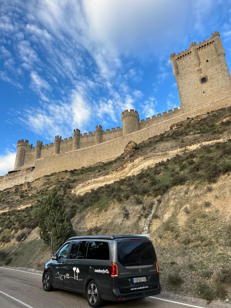 #VYMM. ¿Nos acompañas a esta ruta en furgoneta camper por castillos y viñedos de #Valladolid (y alguna sorpresa más)? viajarymuchomas.com/ruta-en-furgon… @turvalladolid @MBenzEspana