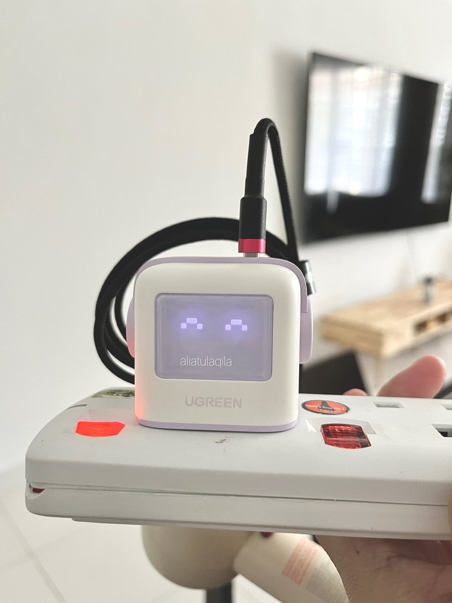 I terpengaruh beli charger robot! Design dia comel gila! Siap ada ribbon dekat belakang 😍😍

Charger robot ni boleh support sampai 65w tau! Siap boleh senyum senyum lagi. Dia ada warna hitam & purple —