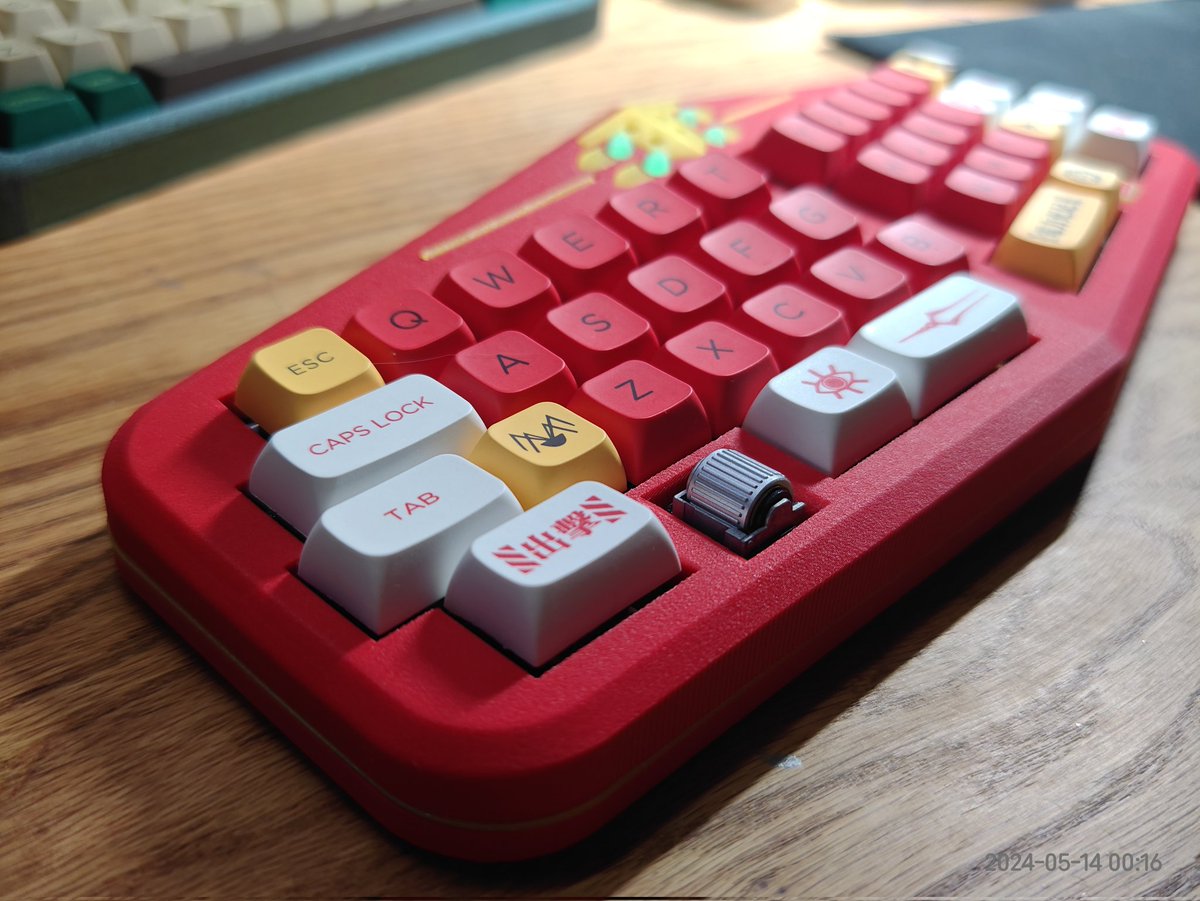 rain2813's tweet photo. I have finally finished my second keyboard design - Twist 40, which consists of two twisted planes forming a tent, using zmk firmware.#keyboard #mechanicalkeyboard #mechkeyboard #ergomechkeyboard #zmk https://t.co/6ZiZC29zWC