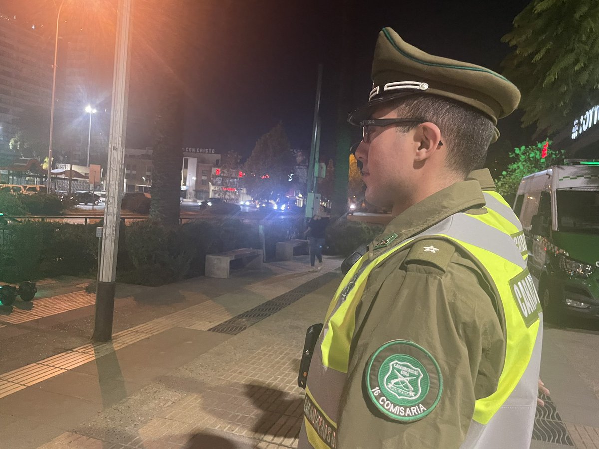 #LaReina: <a href="/Carabdechile/">Carabineros de Chile</a> de la 16ª Comisaría, realizan prevención activa en el exterior del Metro Plaza Egaña con la finalidad de brindar seguridad a  los usuarios en sus desplazamientos. #LaPrevenciónEsNuestraEsencia