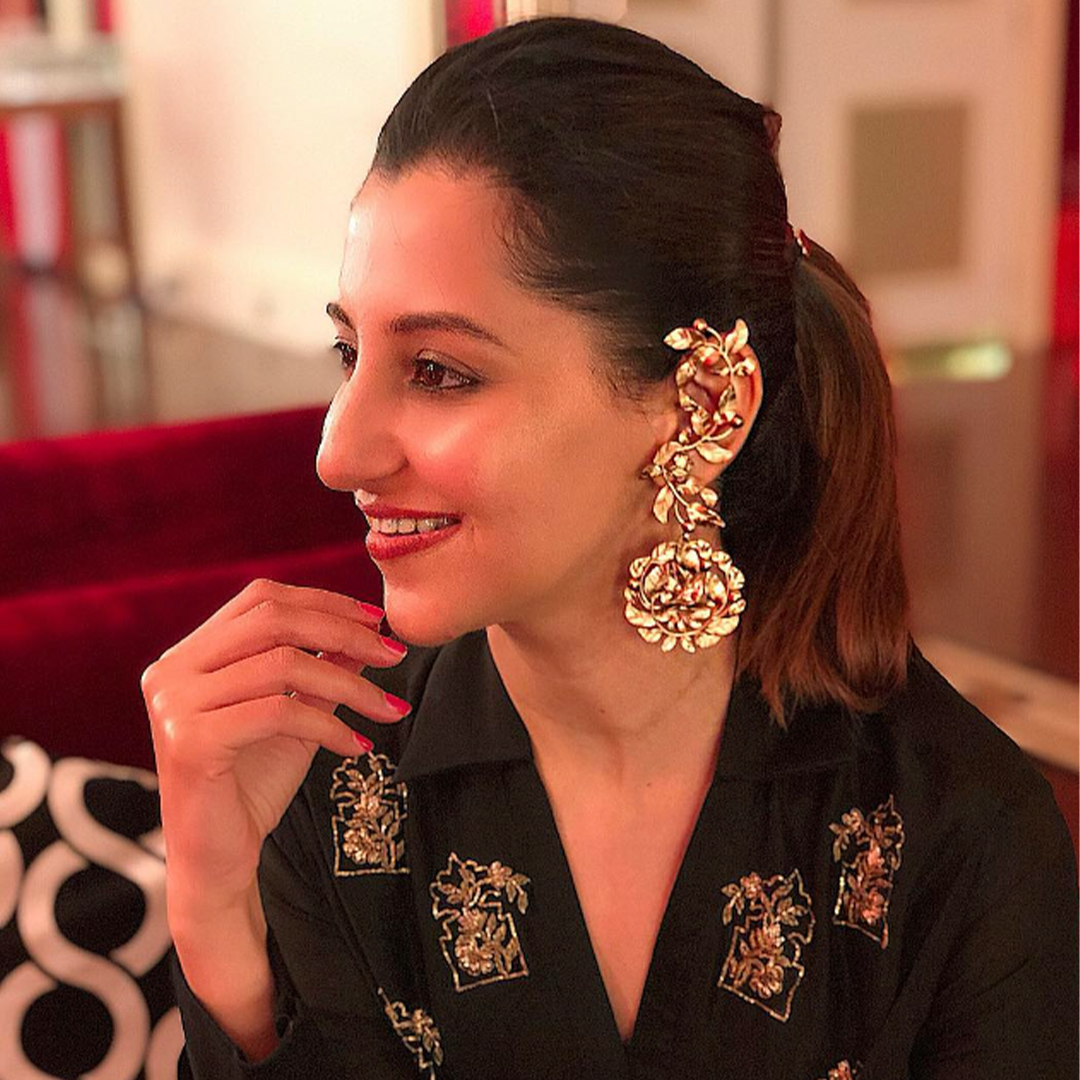 Our poise-perfect client, Gulnar Virk, exudes magic from head to toe, showing off our statement making Gold Rose Vine Ear cuffs.  

#SuhaniPittie #Roses #Natureinspired #Earcuff #earstack #jewellerystacking #goldjewelry #goldplatedjewelry