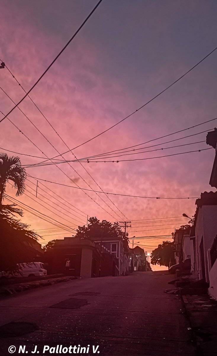 Se enrojece el amanecer del miércoles. San Cristóbal - Venezuela. @Meteovargas #SanCristóbal #Tachira #venezuela #instagood #sunrise #amanecer #love #postal #nature #photograph #streetphotography #TravelAndTourWorld