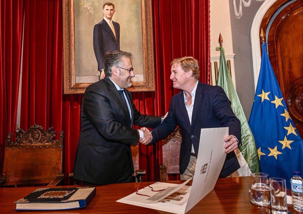 Esta mañana el Presidente de las Cortes de #CastillaYLeón, @CarlosPollan, ha sido recibido en el @AytodeBadajoz por el alcalde, @BarreraGragera.