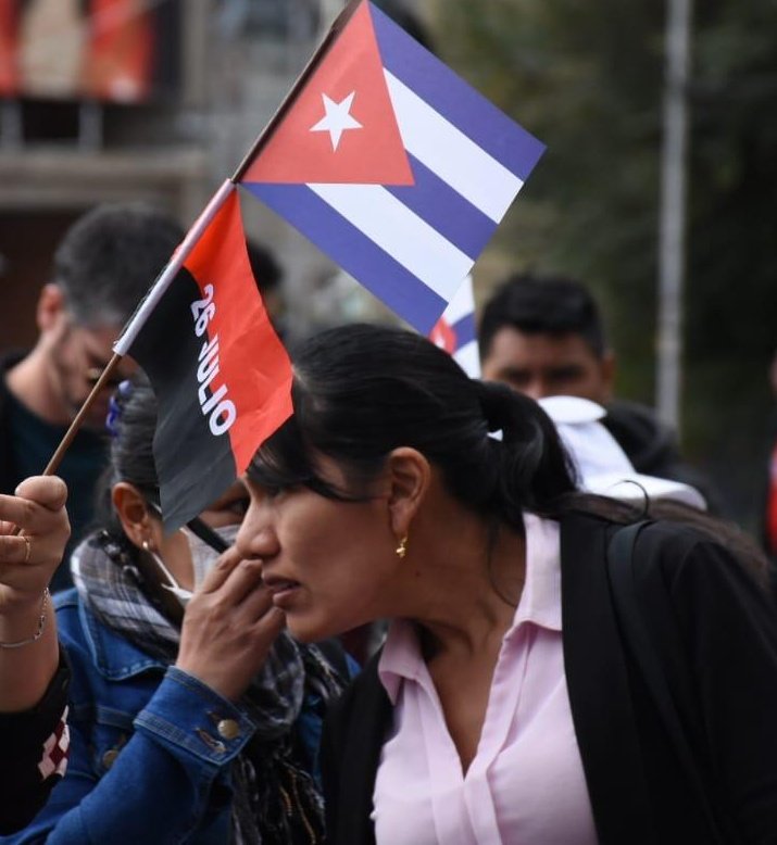 Donde veas una bandera de #Cuba, ahí es... @DiazCanelB