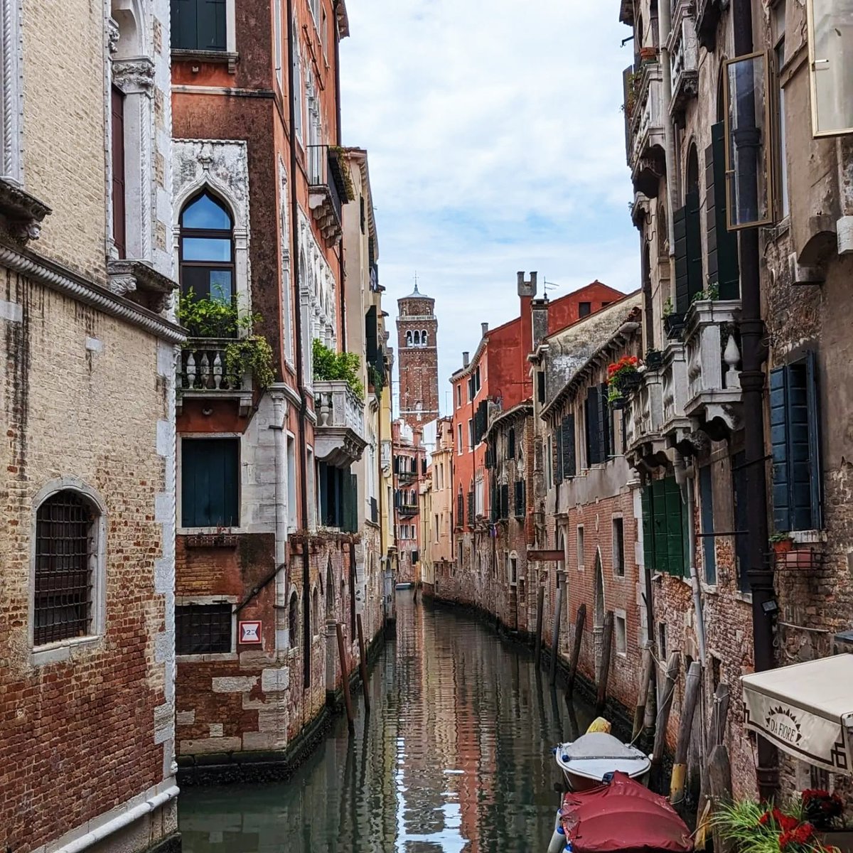 Here's a photo of one of the narrow canals in Venice, Italy ❤️ #Travel #Venice #Italy #travelphotography