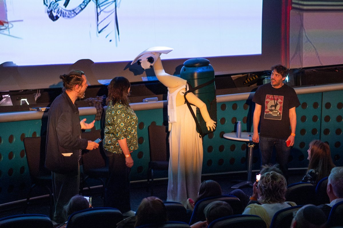 At #GalacticGathering @JakeLuntDavies, @JAKeDetonator and @TahraZafar worked together, with visitors' help, to design and make a Star Wars alien. The final creature was named Dr Voxta Servious from the planet of Rana Yol-Otti. More event photos here: flickr.com/photos/nationa…