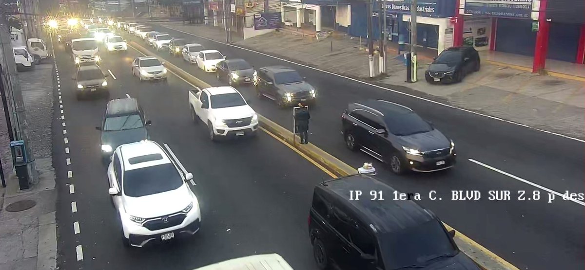 Afluencia vehicular en 4 calle bulevar Sur hacia Charcas. #TránsitoMixco