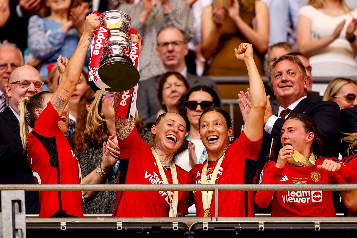That's what team-mates are for 🫶

@GemmaEvans19 and @Rach_Williams8 were on hand to help Leah get involved with the celebrations on Sunday 🥹🏆

#MUWomen || #WomensFACup