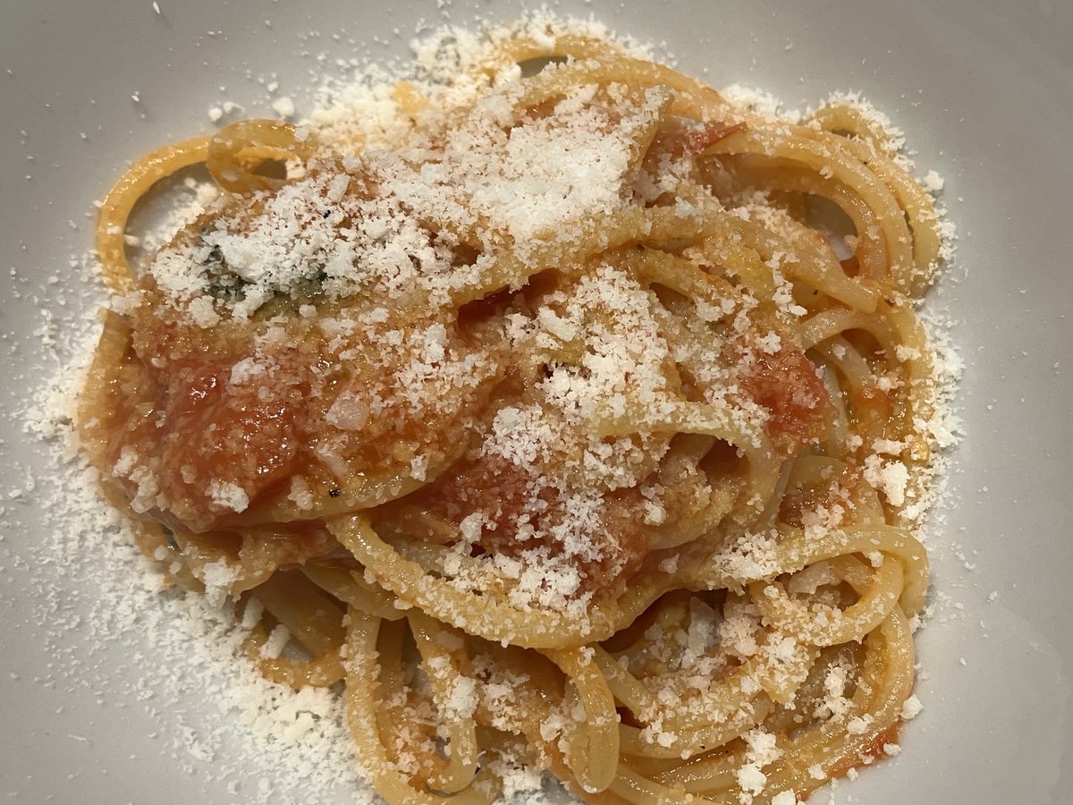 イタリア人に聞いたら間違いなく好きなパスタはポモドーロだと思います
ViareggioのRomanoで初日の賄いがポモドーロだったのですが、ソースも美味しかったのですがスパゲッティが美味しくどこのメーカーと聞いたらVoiello
それ以来ずっとVoiello使って同じやり方で作っております