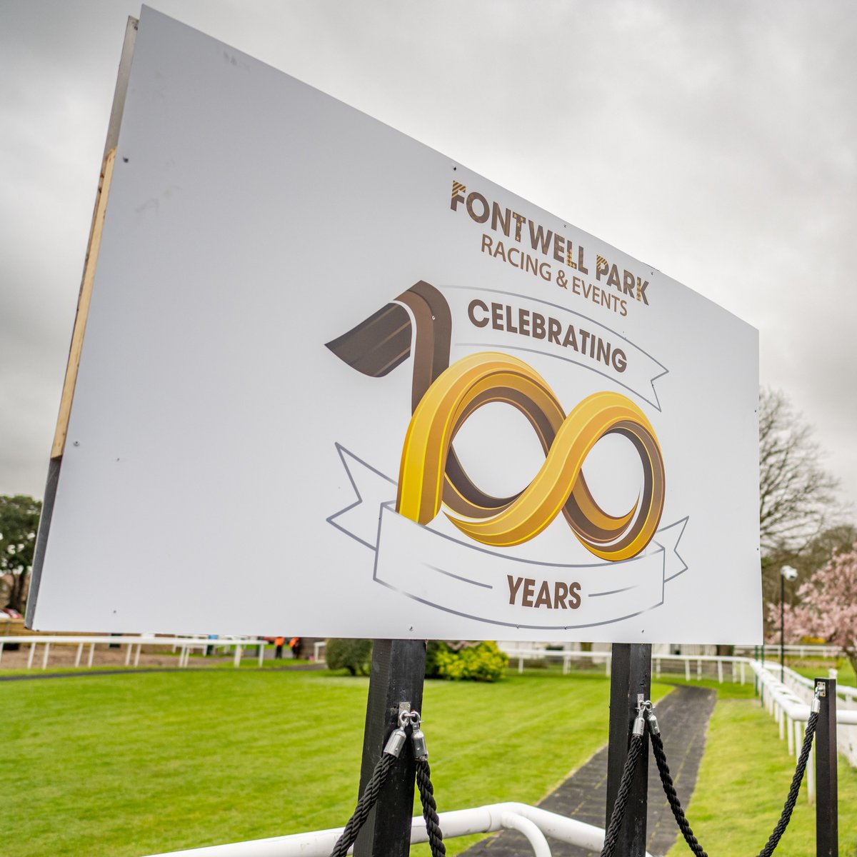 64 declared ahead of tomorrow's 100 year anniversary raceday, with runners from @gl_racing @DSkeltonRacing @sevenbarrows @benpauling1 and many, many more. Tickets just £19 in advance - save £5 off the on the day price! ➡️ fontwellpark.co.uk/whats-on/cente…