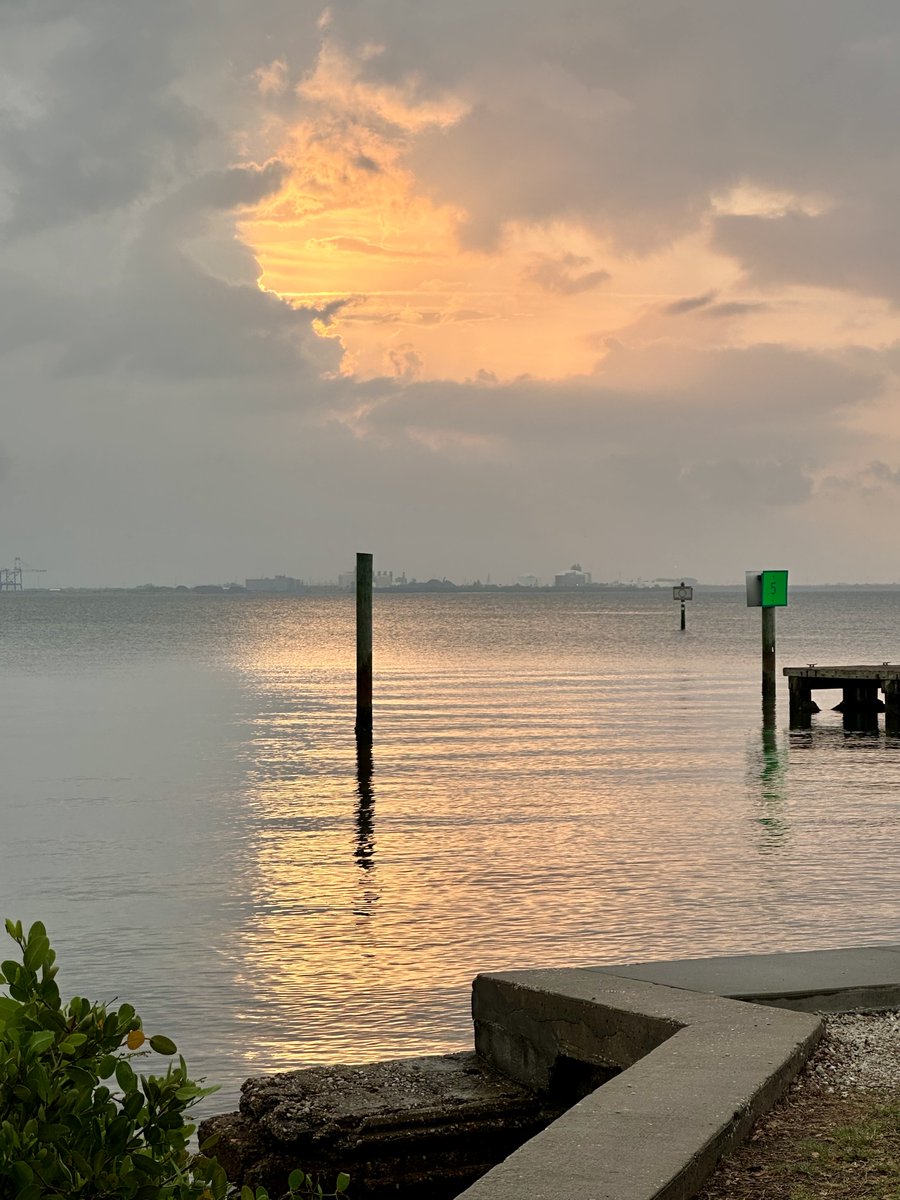 Stormy sunrise! #loveyourlife #changeyourlife #luckygirl #abileads #CrazyConfident #baylife #tampa #tampabae #tampabay #tampaphotography #beinspired #beauty #LifeAfterLeapingIn #relocation #goodvibes #gratitude #gulfviews #happiness