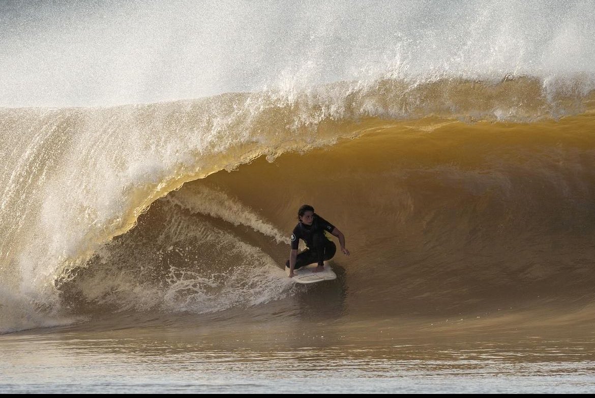 we are close to a new reality, where women actually have more respect in and out of water. athlete Evelin Neves gongsurfboard barreling hard and session warming up with the @gnars_dao ARDRP guru jacket. fuck misogeny, fuck machism, fuck disrespect, fuck haters.

PMA 🌸