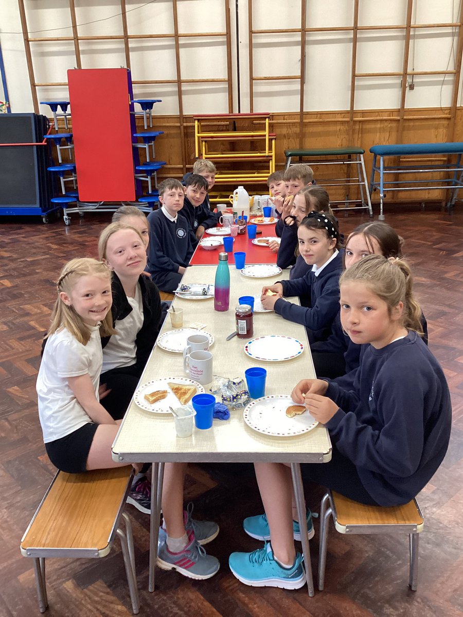 Y6 enjoying breakfast before day 2 of #KS2SATS 🥞🥣Thank you to Gargrave Co-Op and Morrisons for their donations