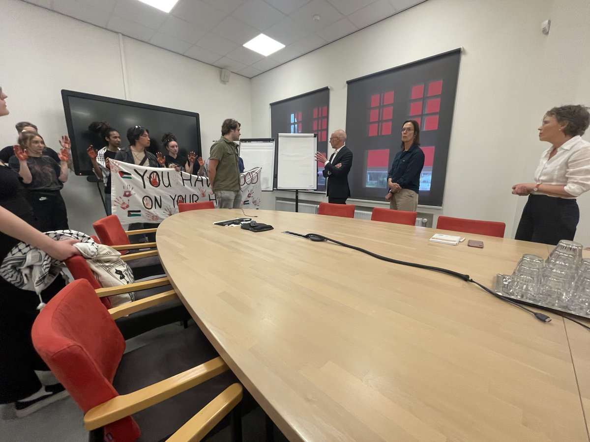 This lunch time students greeted the CvB at @Radboud_Uni with a reminder of their continued complicity during a genocide. University CvBs keep stalling. We need action now, not tomorrow, not next month.