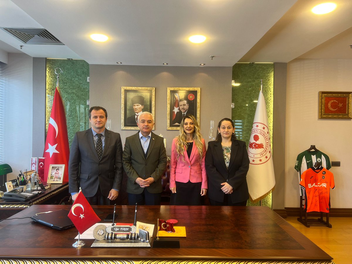 Ulusal Satranç Hakemi ve Türkiye Satranç Federasyonu Başakşehir İlçe Temsilcisi Meltem Çetinkaya,
İl Hakemi Sn. Turhan Kuşkonmaz ve
İl Hakemi Sn. Ziynet Özdemir, Kaymakamımız Sn. Uğur Turan'ı ziyaret ederek yapılan çalışmalar hakkında bilgi verdi.⤵️