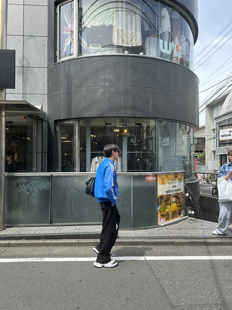 วันนี้เดิน10โมงถึง2ทุ่มเเบบไม่หยุด รู้ยังชอบช็อปปิ้งขนาดไหน Omatesando-Harajuku-Shinjuku-Shiniya หรือเรียกง่ายๆว่า(เดินจนตีนระเบิด)😵‍💫 เดะมาลงรูปนะส่งให้พี่เอสเเต่งก่อนเพราะแต่งเองไม่เป็นจุ๊บๆ😘 #LYKNinJAPAN #LYKN