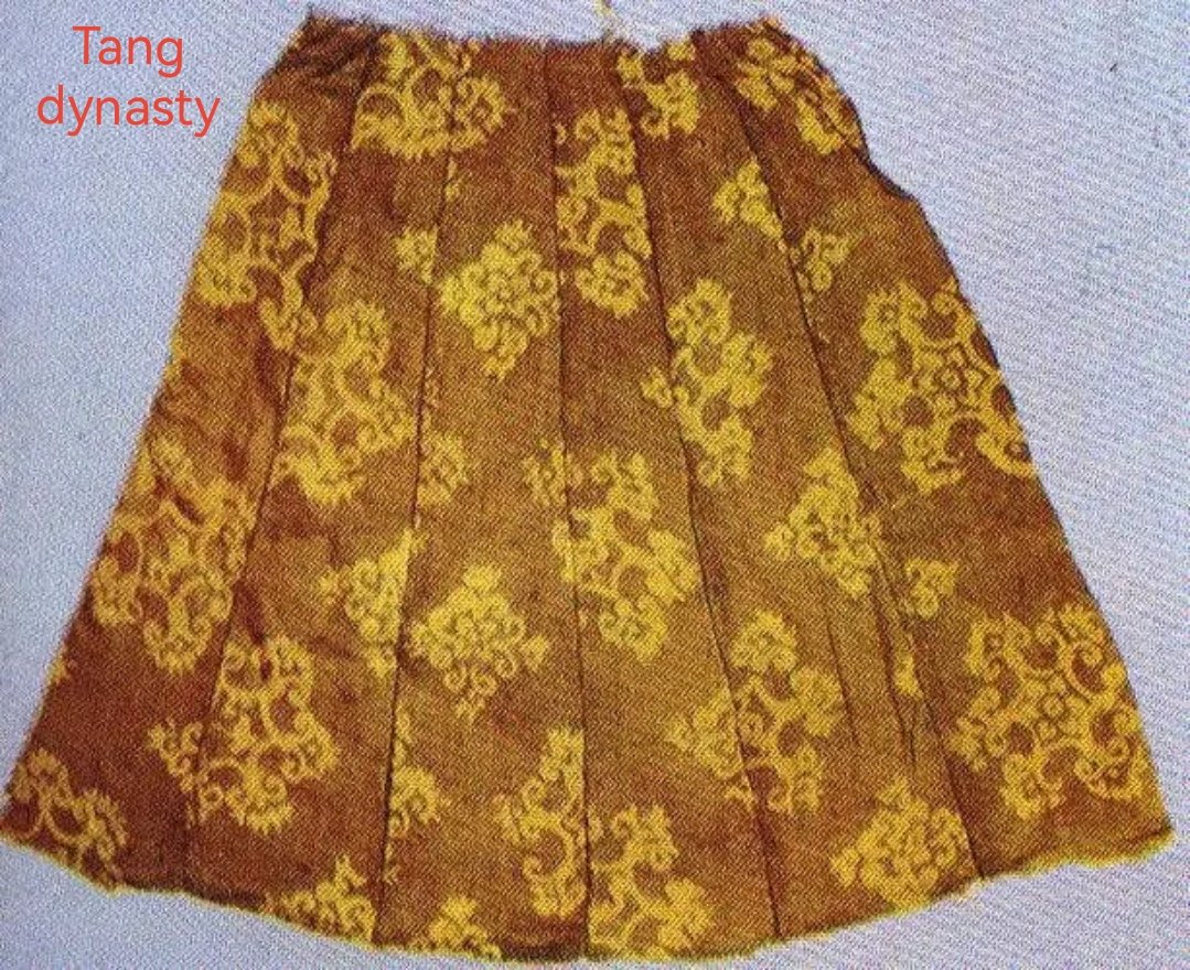 7 Types of Hanfu Skirts：
1、Jiaoyu skirt(交窬裙): From the Warring States period to the Tang Dynasty(476BC-907AD)
#hanfu #汉服 #漢服 #한푸 #hánphục