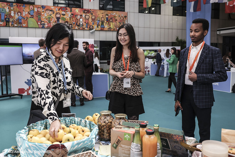 The @FAO's Agrilnnovate Exhibition at #ERC34 showcases an impressive array of innovative agricultural practices & technologies aimed at enhancing food security & sustainability in Europe & Central Asia Take a photo tour of the exhibition's opening event👉🏼 bit.ly/3WN0OfT