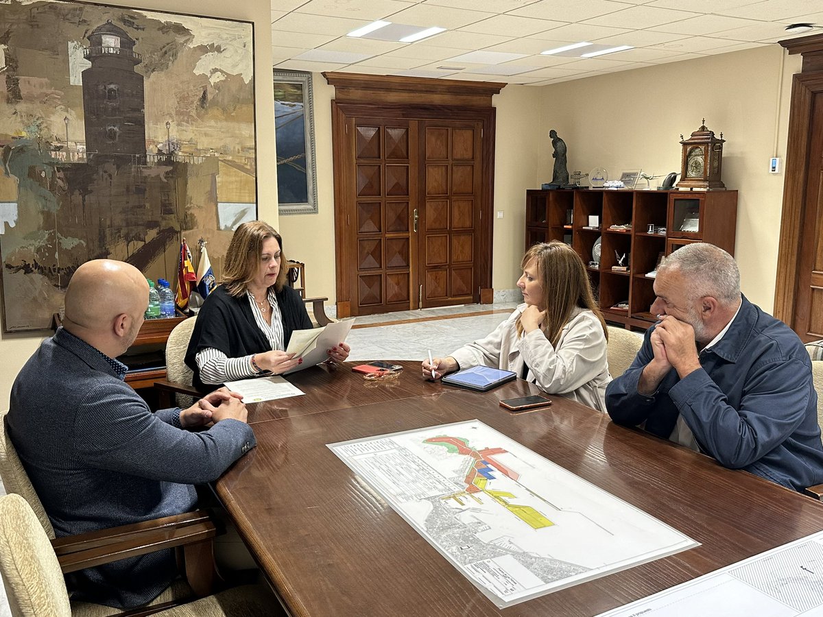 📍 La consejera @ladybarretohdez acompañada de los directores generales de Seguridad y Formación, David del Pino y Juan Ramón Rodríguez, se reunieron con la presidenta de @LasPalmasPorts, Beatriz Calzada, para tratar el tema de la #formación de la Policía Portuaria. #seguridad