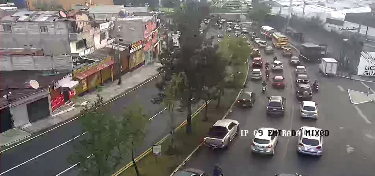 Circulación rápida sobre ruta Interamericana, la afluencia inicia en Km 17.5 hacia Calzada Roosevelt. #TránsitroMixco