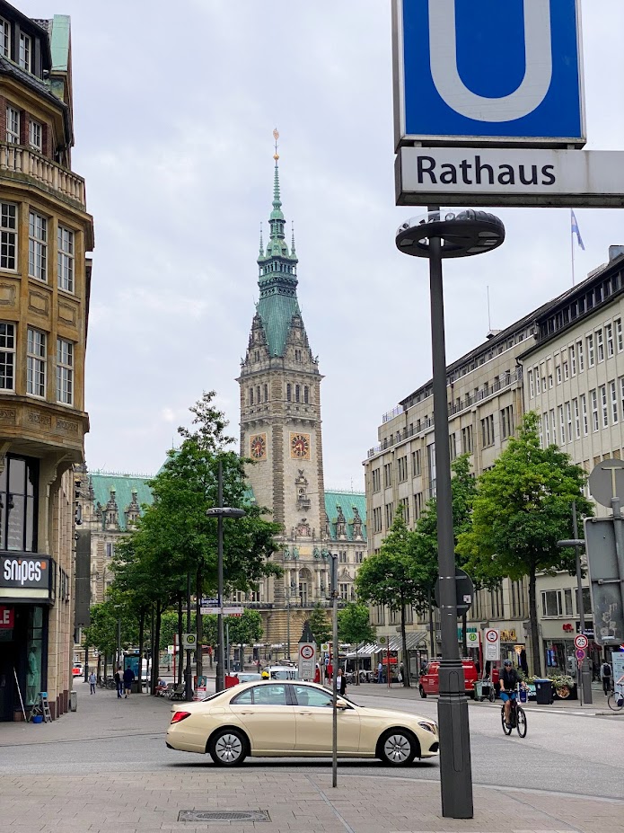 Atemberaubender Blick auf die #Mönckebergstraße in #Hamburg! Die Mönckebergstraße, auch Mö genannt, ist eine der Haupteinkaufsstraßen Hamburgs.