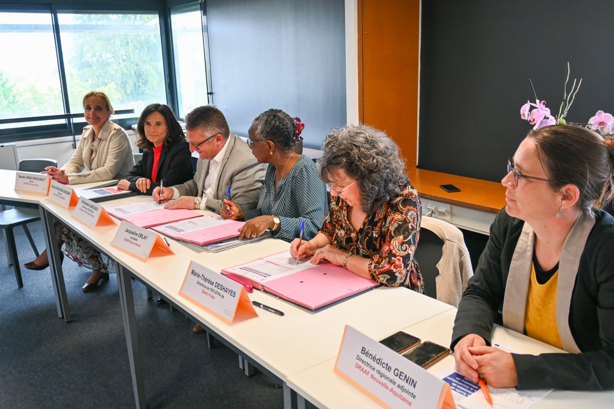 🖊️Signature d'une convention entre la @Dsden87 et la Direction Régionale de l'#Agriculture, de l'Alimentation et de la Forêt de Nouvelle Aquitaine : formalisation d'un partenariat de grande qualité en faveur de la #réussite de tous les élèves et de l'égalité des chances.