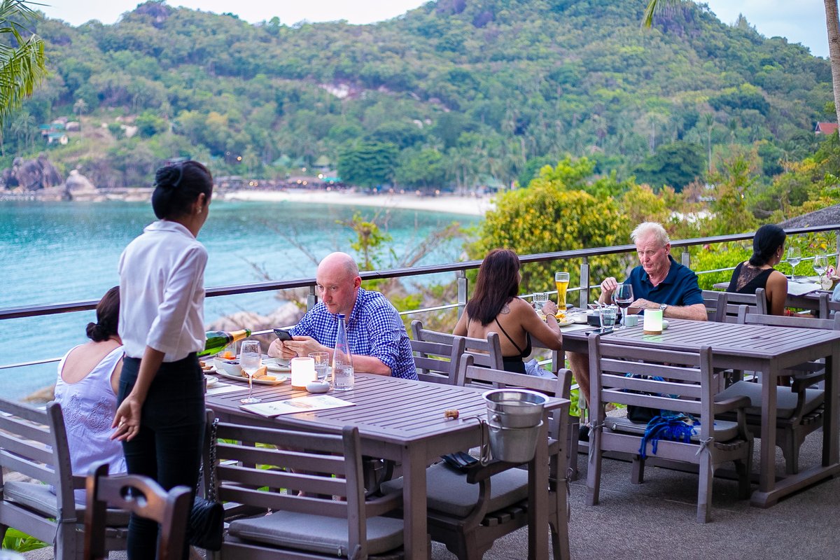 Craving fresh air & delicious food? ☀️ The Cliff Bar & Grill offers the perfect combo - stunning ocean views & a menu that delights! #CliffSamui #OceanfrontDining Reserve Now, Link in Bio!